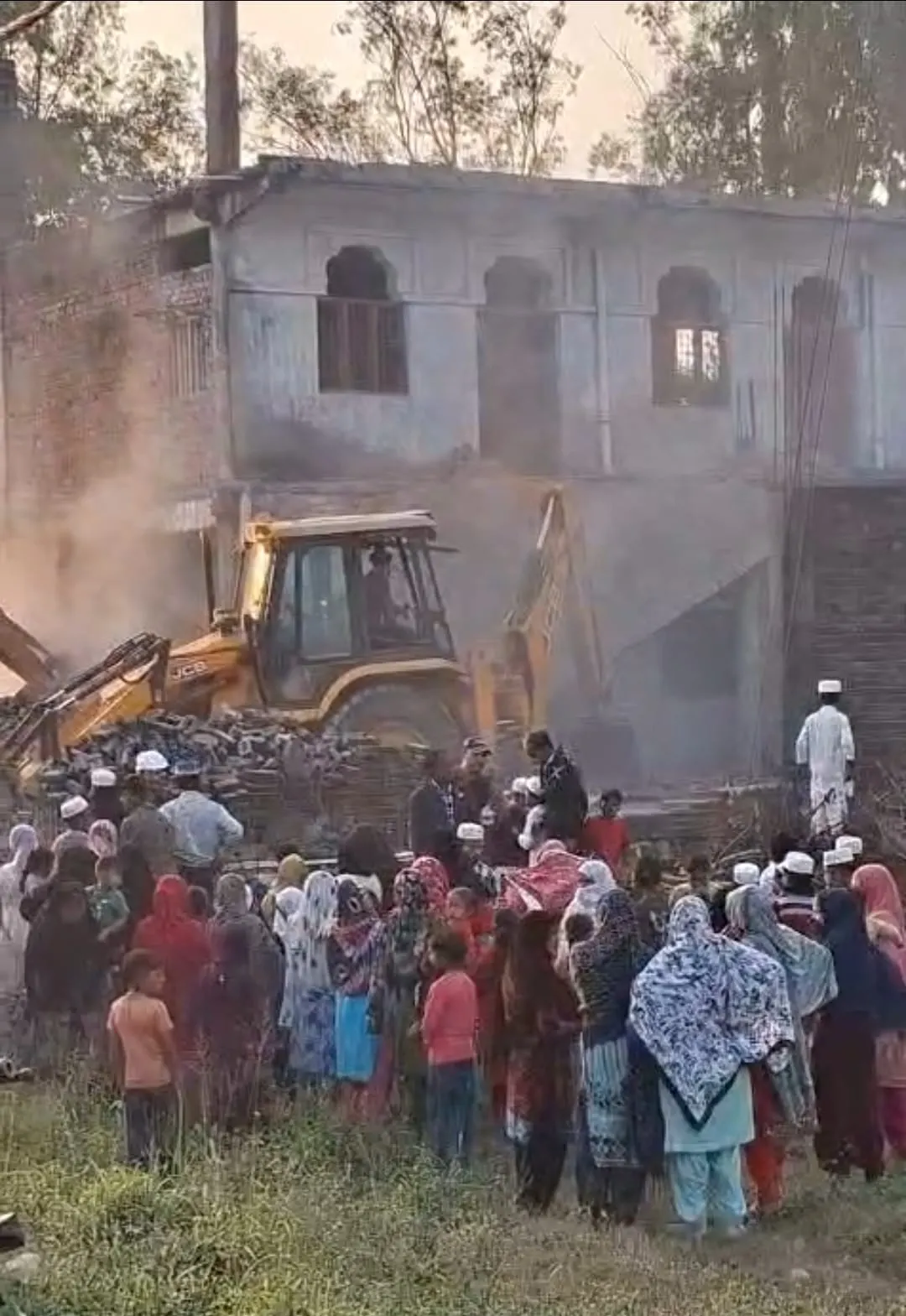 सरकारी भूमि पर अवैध बना मदरसा किया गया ध्वस्त