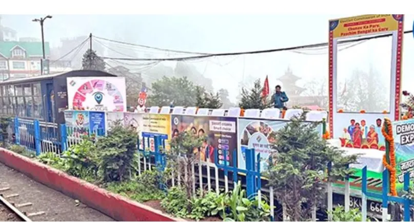 दार्जिलिंग में टॉय ट्रेन के जरिए वोट जागरूकता अभियान