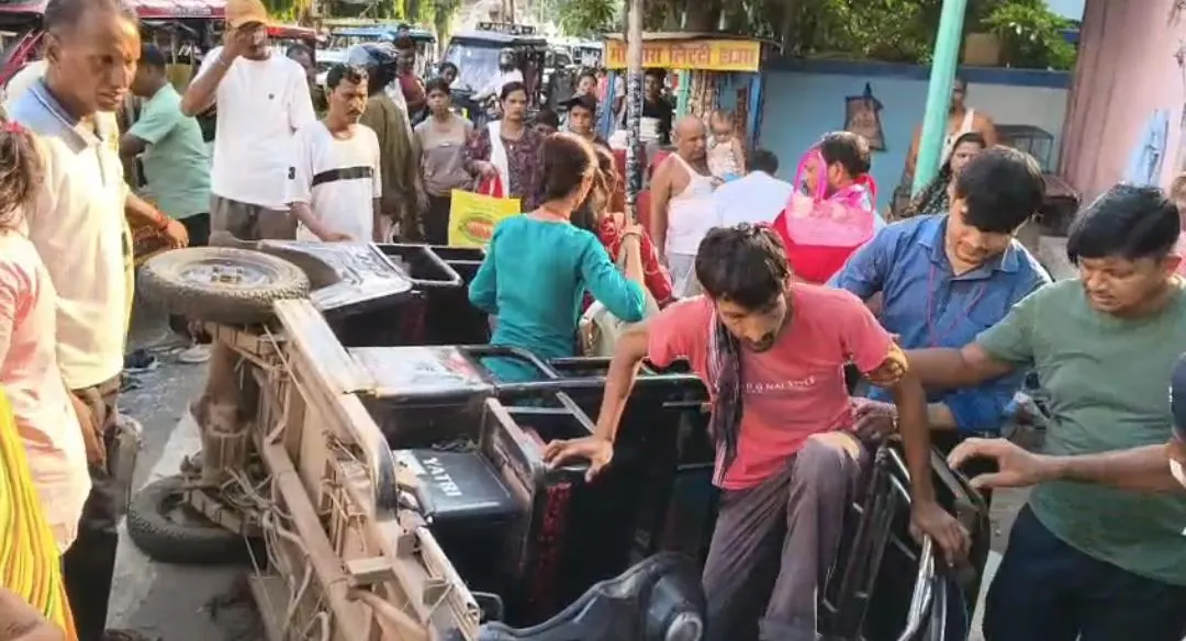 दो ई-रिक्शा के बीच आमने-सामने की टक्कर, आधा दर्जन से अधिक यात्री घायल