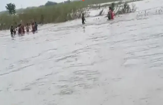 बिहार के सुपौल में 20 लोगों से भरी नाव कोसी नदी में पलटी, सभी सुरक्षित