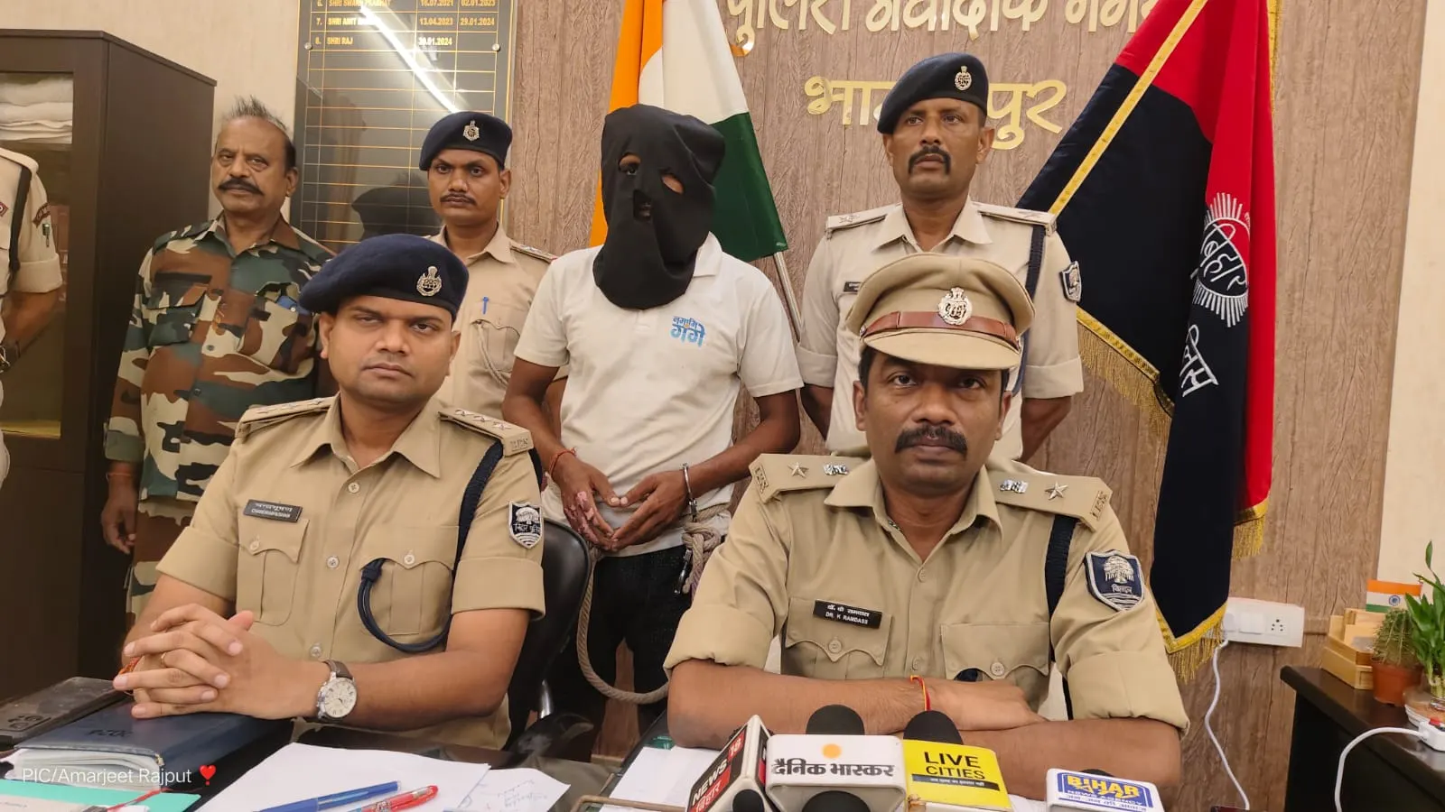 चावल व्यवसायी से लूट मामले का एक आरोपी गिरफ्तार, बालू लदा आठ ट्रेक्टर जब्त