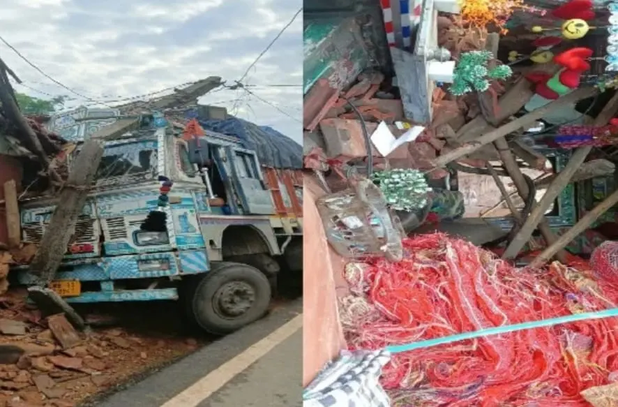 बिजली का खम्भा तोड़ते हुए घर में घुसा ट्रक, बची दो परिवारों की जान