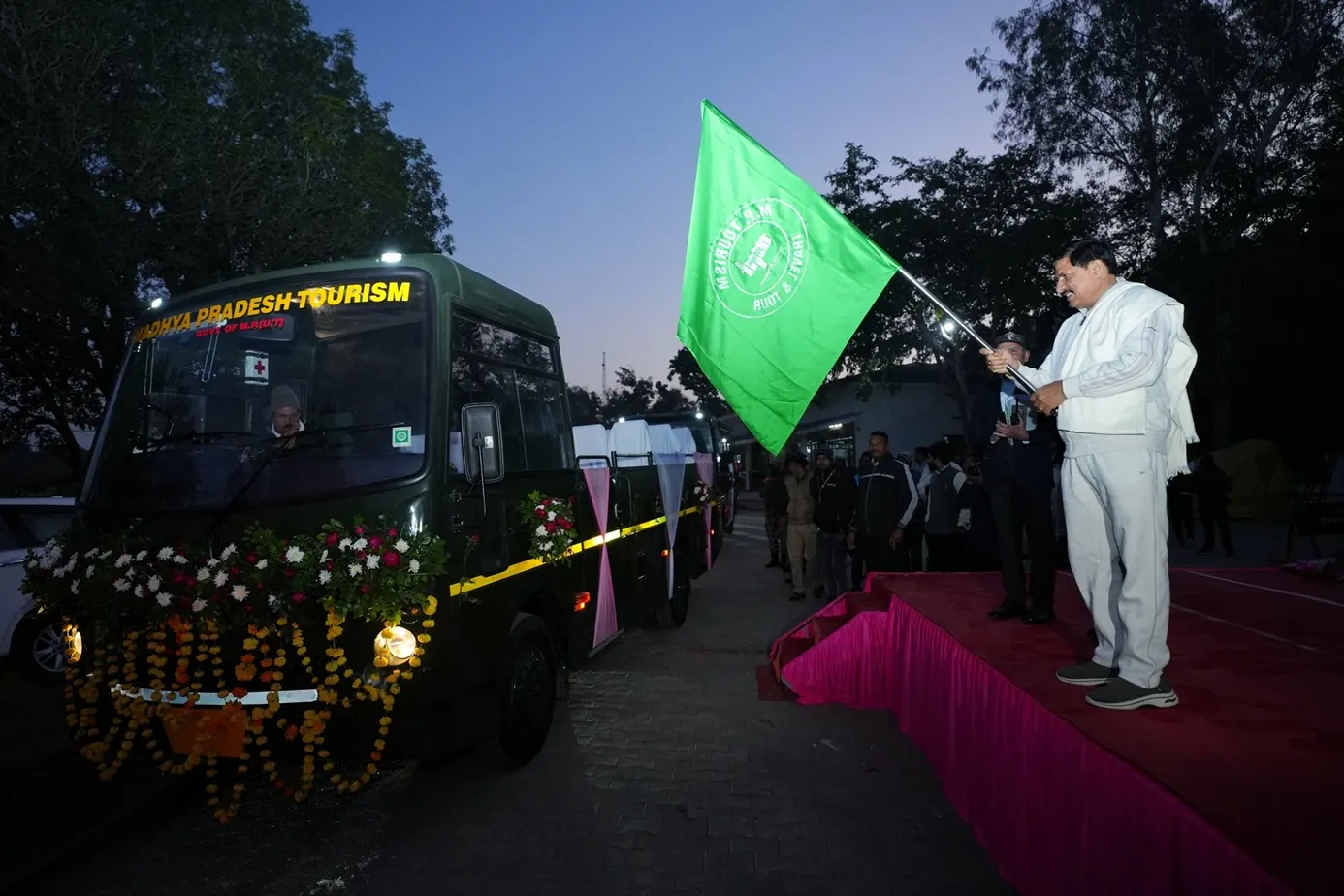 मप्र के पन्ना नेशनल पार्क में मुख्यमंत्री ने दिखाई 10 नई कैंटर बसों को हरी झंडी