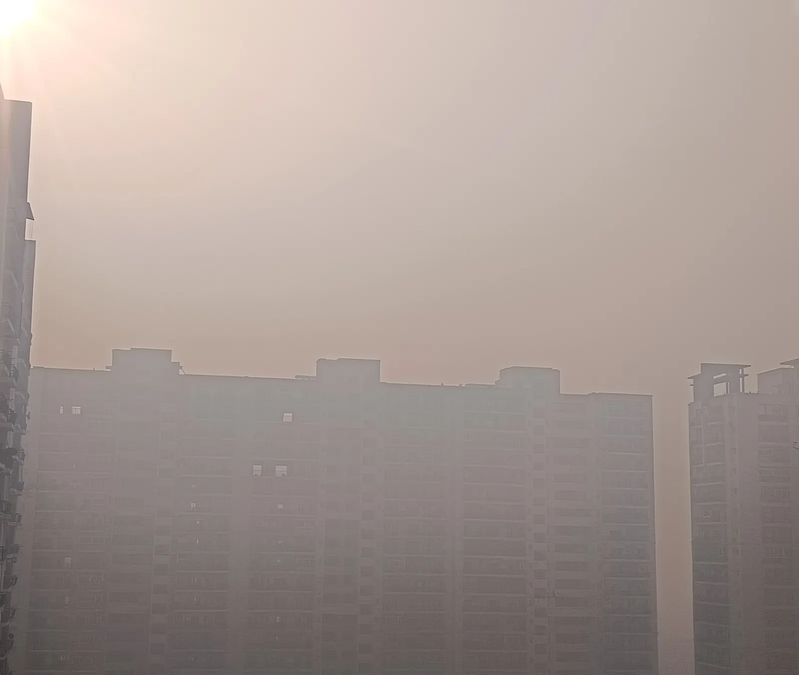 सांसों पर आफतः गैस चैंबर बना एनसीआर, सभी प्रमुख शहर डार्क रेड जोन में, ग्रैप -4 लागू