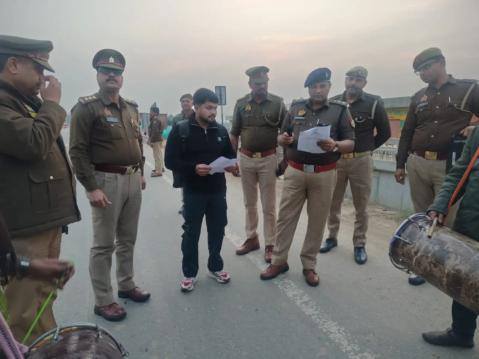 बरेली का सट्टा किंग तन्नू हुआ जिला बदर, ढोल-नगाड़ों संग पुलिस ने छोड़ा सीमा पार