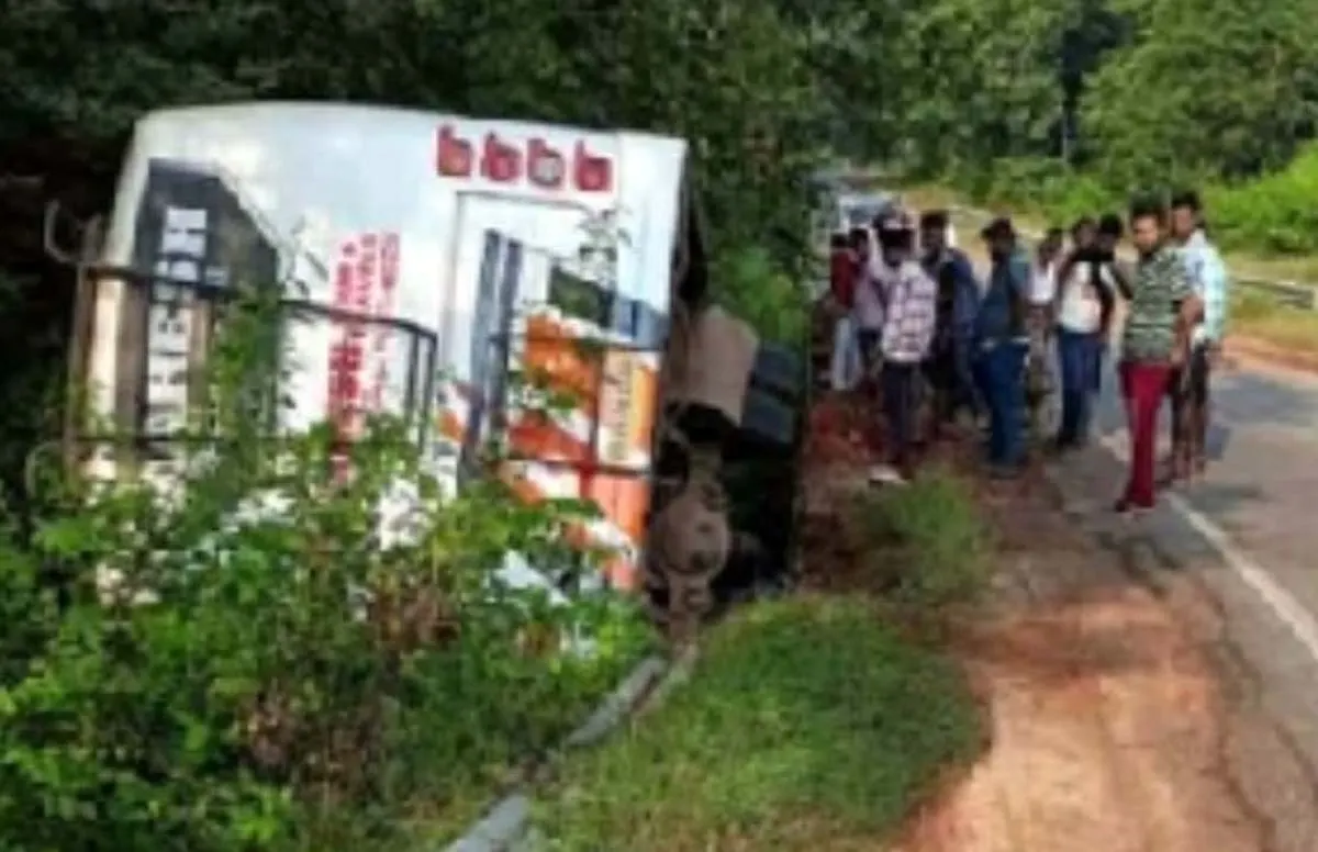 घने कोहरे के कारण बस पलटी, दस यात्री घायल