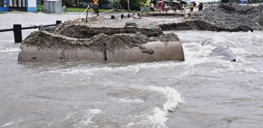 बारिश में दो डायवर्सन सड़क क्षतिग्रस्त, फालाकाटा-अलीपुरद्वार मार्ग बंद