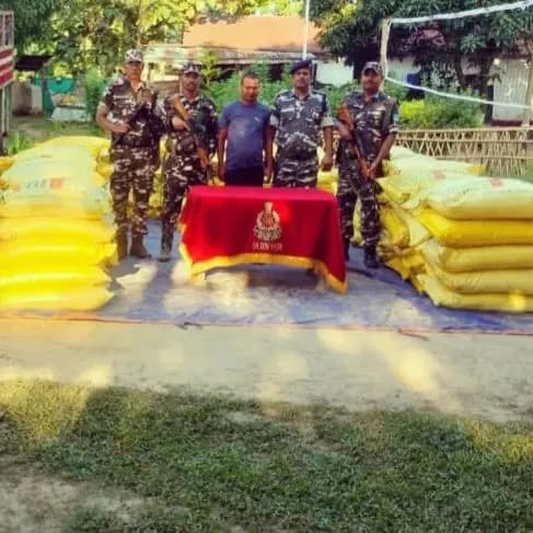 पिकअप पर लदे तस्करी के एक सौ बोरा यूरिया एसएसबी ने किया जब्त