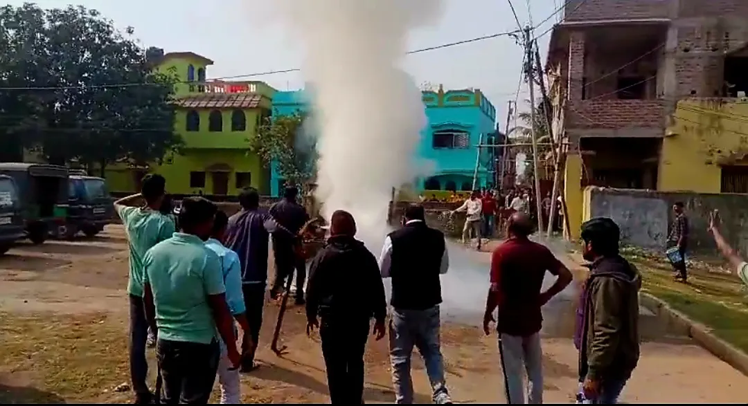 सिलेंडर डिलीवरी वाहन में लगी आग, मची अफरा-तफरी