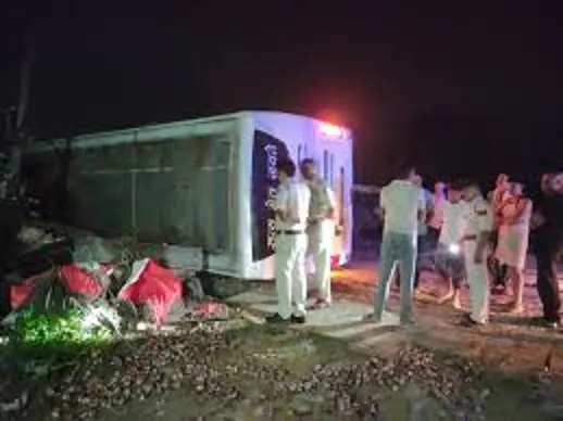 विदिशा: इंदौर से टीकमगढ़ जा रही स्लीपर बस गंजबासाैदा में पलटी, 6 से अधिक यात्री घायल