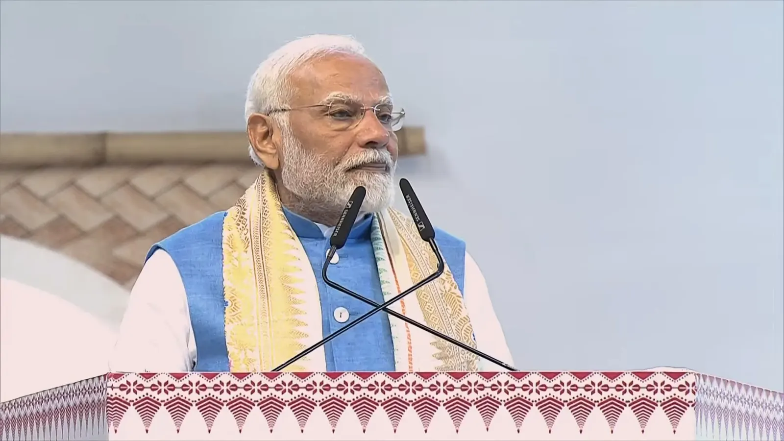बोडो लोगों की तरह बम-बंदूक छोड़ विकास का मार्ग अपनाएं नक्सलीः प्रधानमंत्री