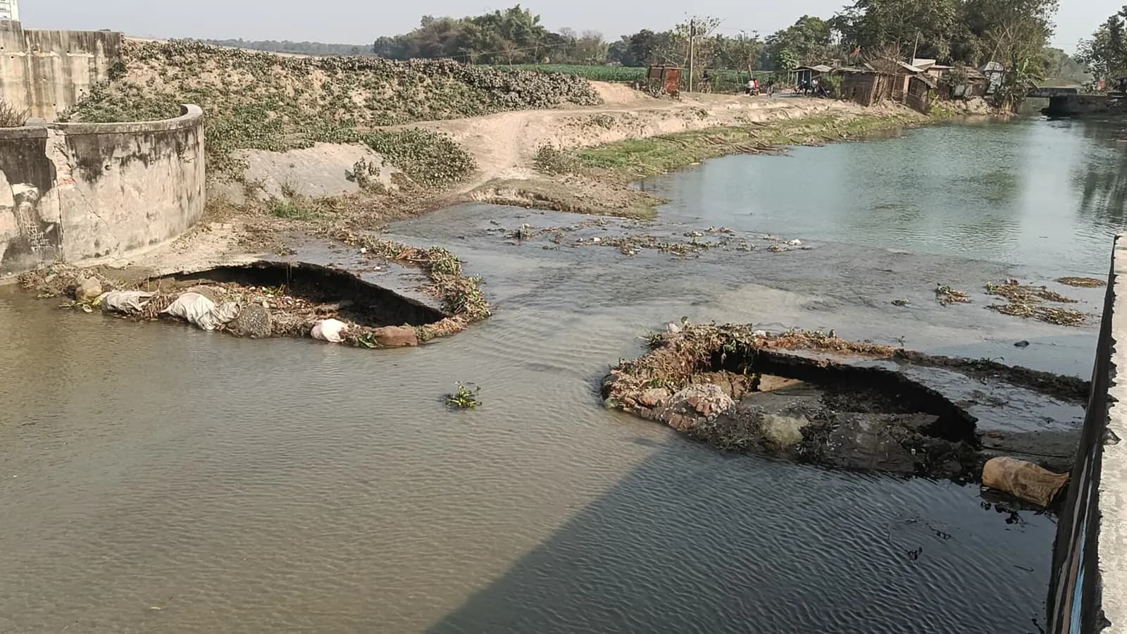 सिंचाई विभाग के खिलाफ किसानों का विरोध,सौ एकड़ से ज्यादा खेत में लगी फसल बर्बाद