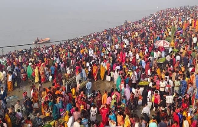 मकर संक्रांति पर बड़ी संख्या में लोगों ने पावन गंगा में लगाई डुबकी
