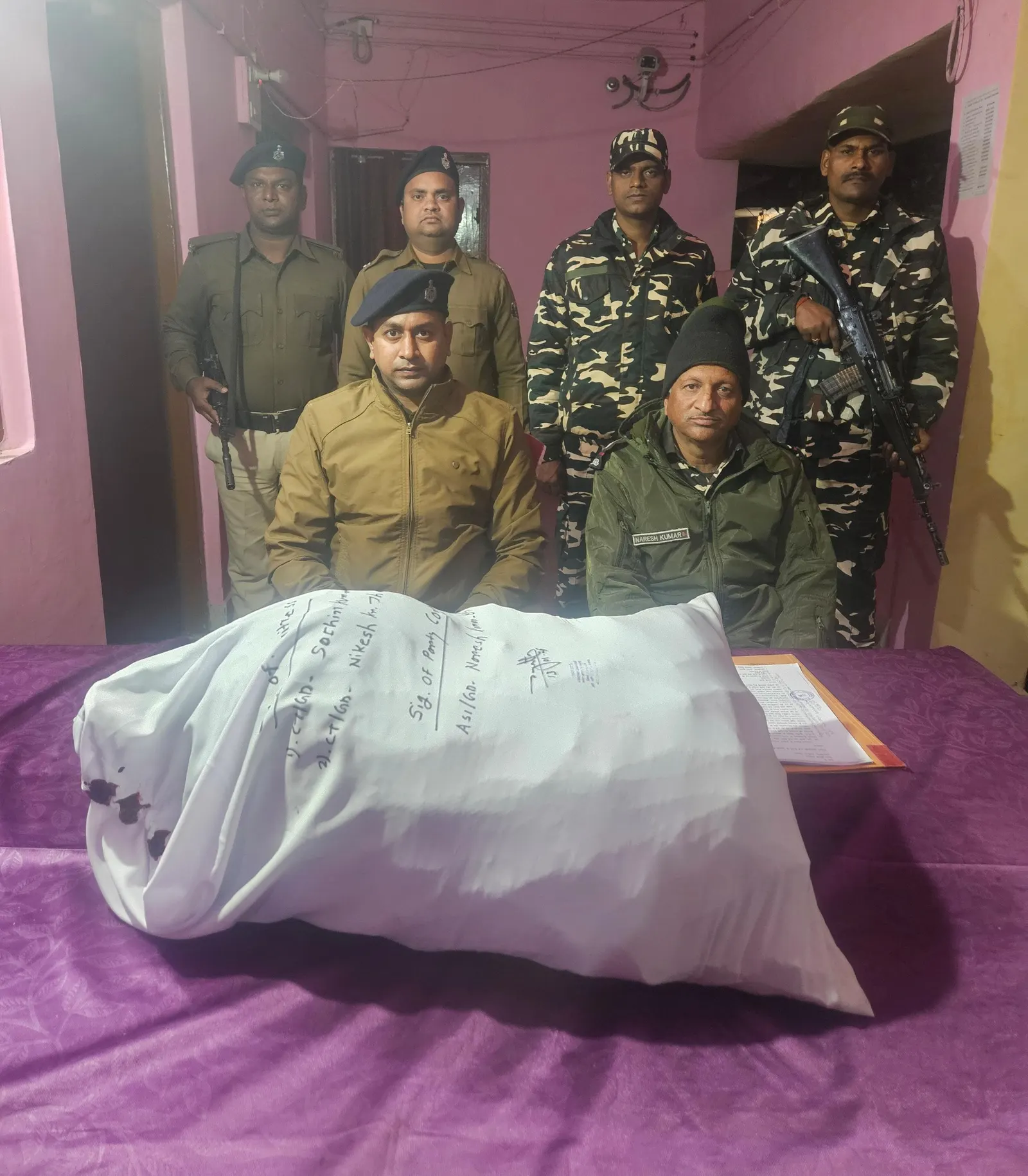 बसमतिया पुलिस और एसएसबी ने नशीली दवाई सहित 13 लीटर प्रतिबंधित कोडीनयुक्त कफ सिरप किया जब्त