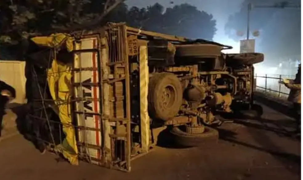 मुख्यमंत्री आवास के समीप ट्रक पलटा