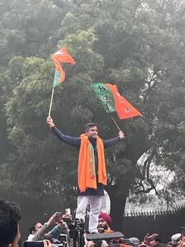 भाजपा उम्मीदवार प्रवेश वर्मा ने नई दिल्ली सीट से नामांकन दाखिल किया