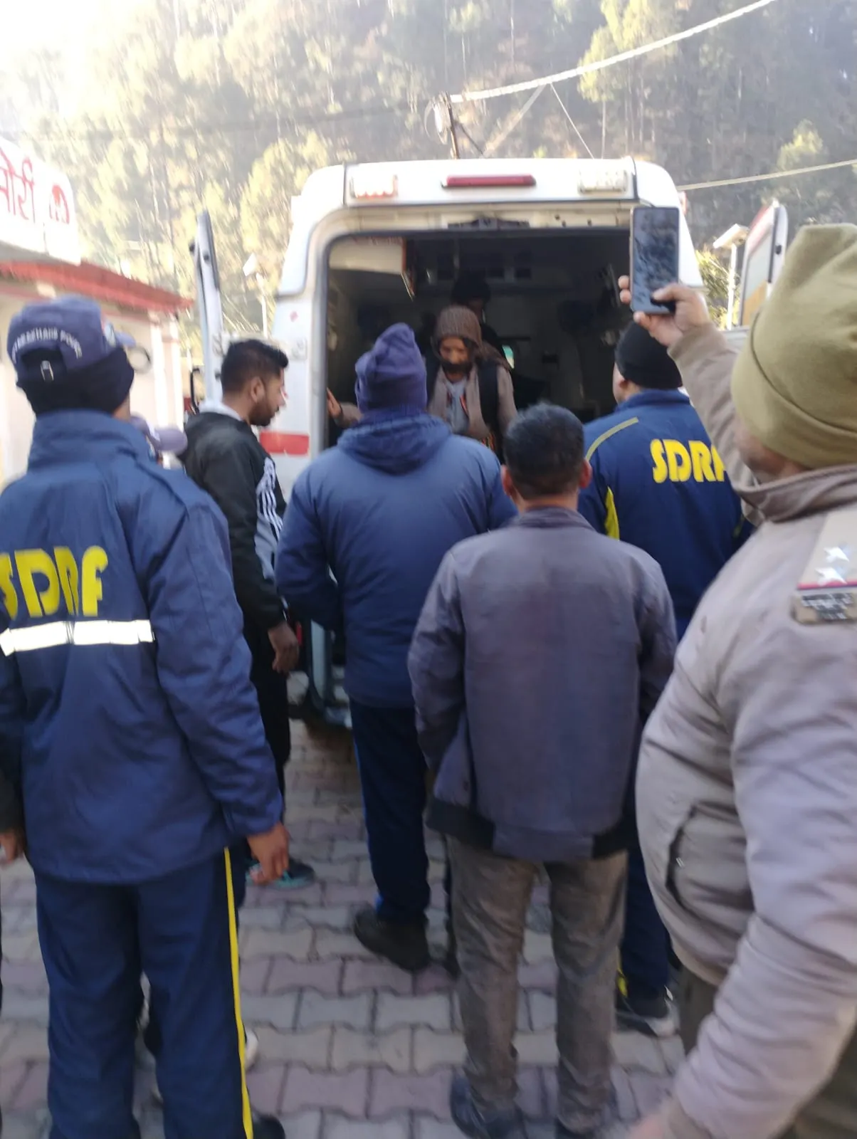 उत्तरकाशी में बस पलटी, 14 लोग घायल