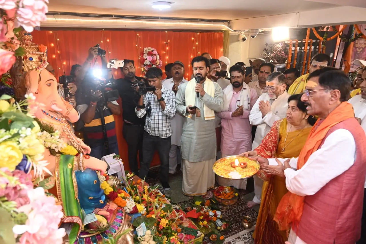 राज्यपाल केन्द्रीय रक्षा राज्य मंत्री के आवास पहुंचे, की गणेश पूजा