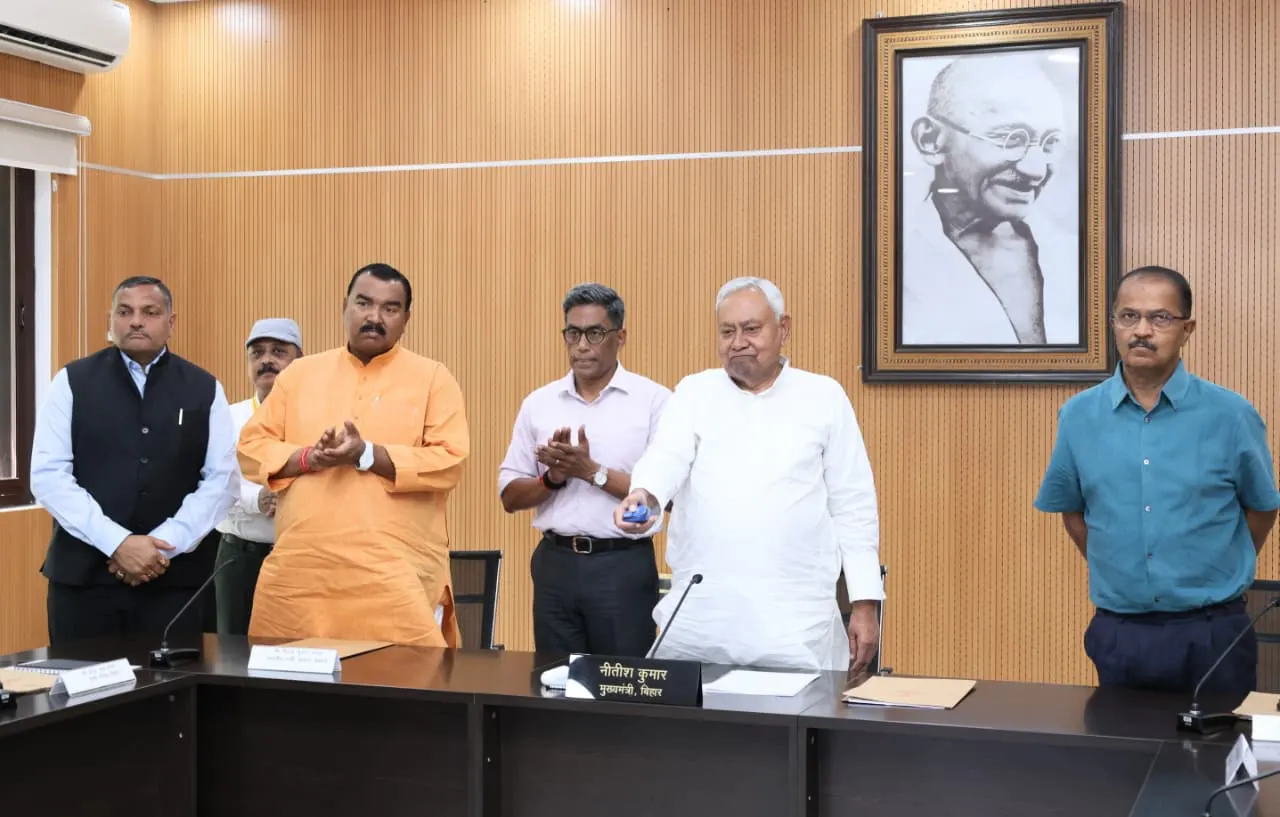 बिहार के मुख्यमंत्री ने बाढ़ प्रभावित परिवारों को आनुग्रहिक राहत राशि के भुगतान का किया शुभारम्भ