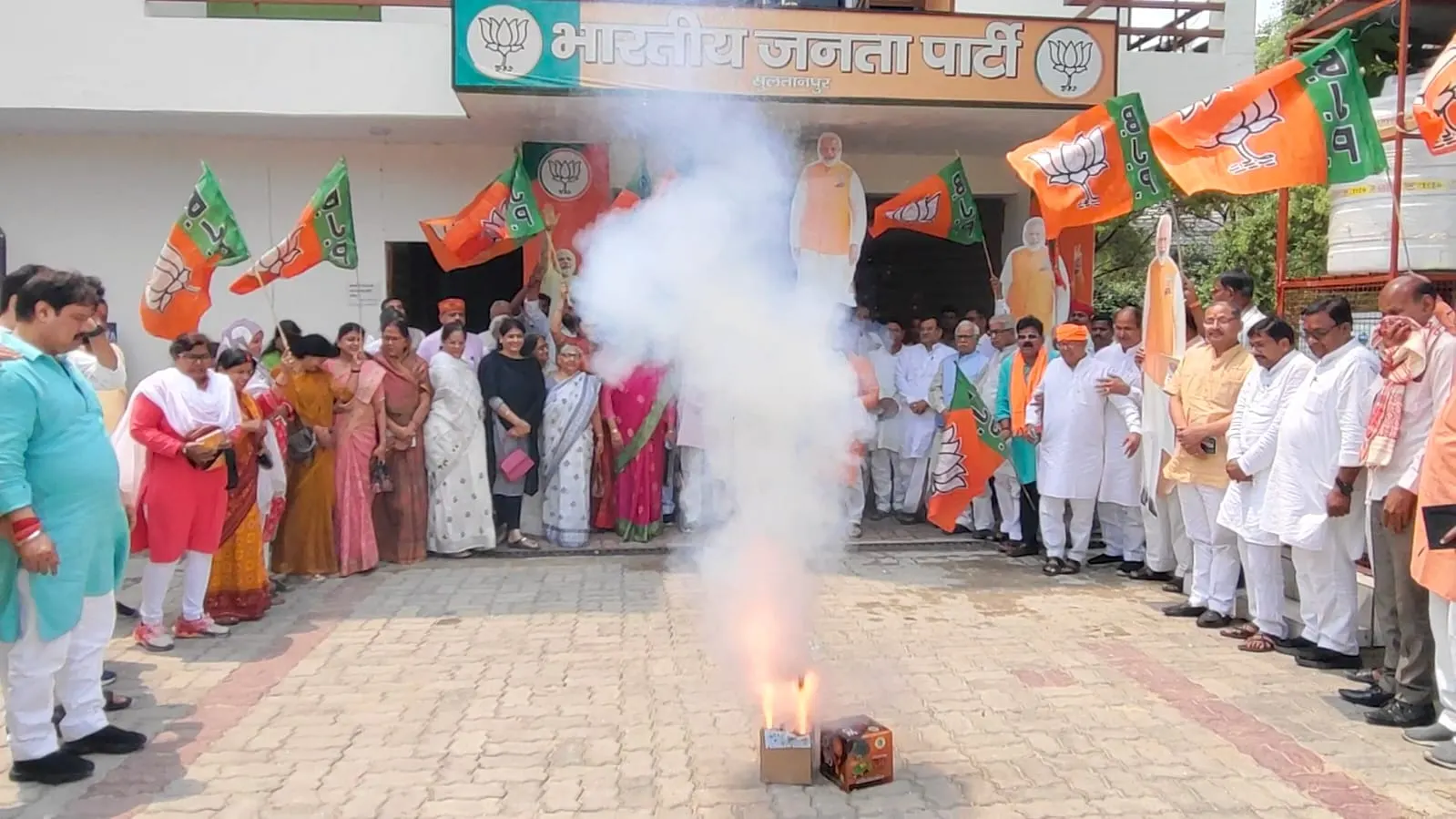 पश्चिम बंगाल में भाजपा की जीत पर सुलतानपुर में जश्न, पटाखे फोड़े