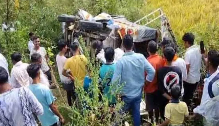 सड़क दुर्घटना में चार की मौत, 15 घायल
