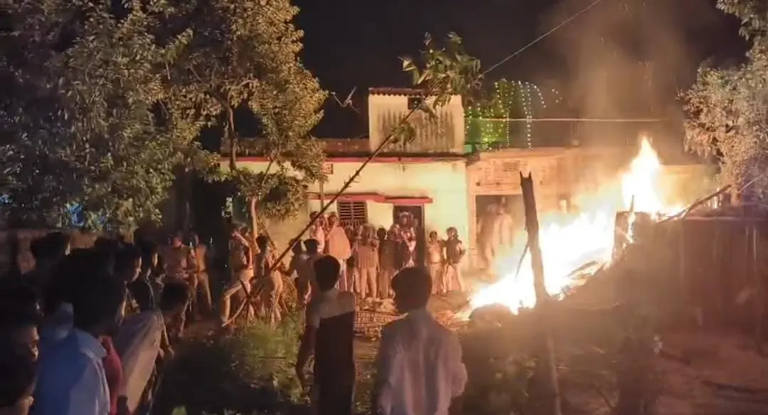 सुपौल में कुदाल से काटकर 7 वर्षीय लड़की की बेरहमी से हत्या, आक्रोशित लोगों ने आरोपी के घर को किया आग के हवाले