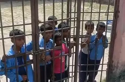मध्याह्न भोजन में कीड़े मिलने पर हंगामा