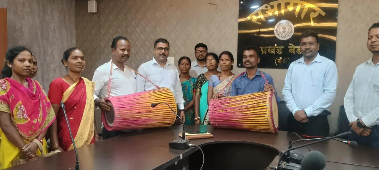 रांची जिला प्रशासन ने कला दल को दो मांदर उपलब्ध कराया