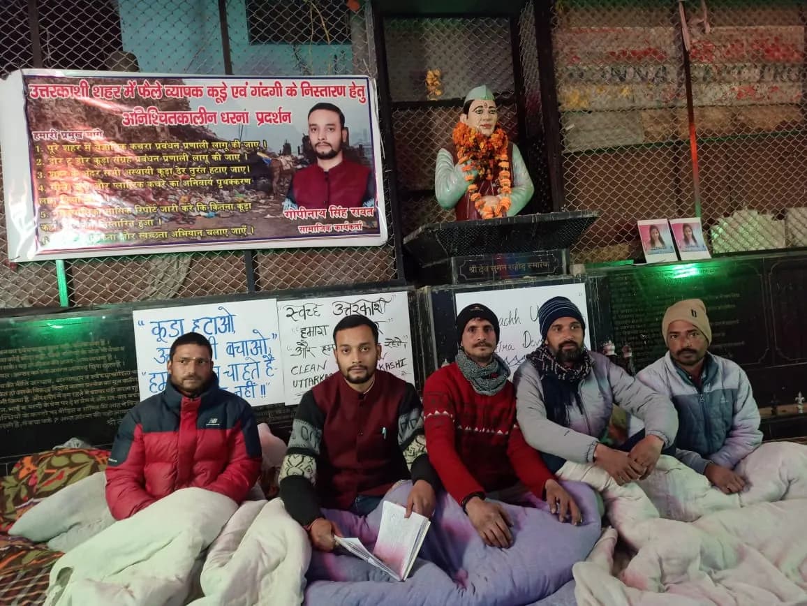 कूड़े निस्तारण को लेकर धरना जारी