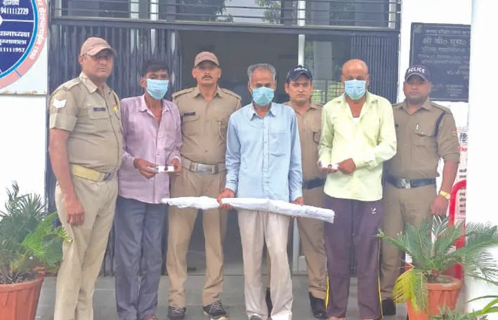 जंगल में शिकार करने के फिराक में थे आरोपित, बंदूक व कारतूस के साथ तीन दबोचे