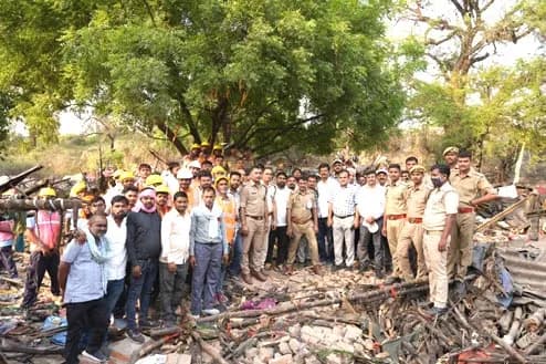 गऊघाट क्षेत्र में अतिक्रमण के खिलाफ बड़ी कार्रवाई, लगभग 100 करोड़ रुपये मूल्य की रेलवे भूमि मुक्त