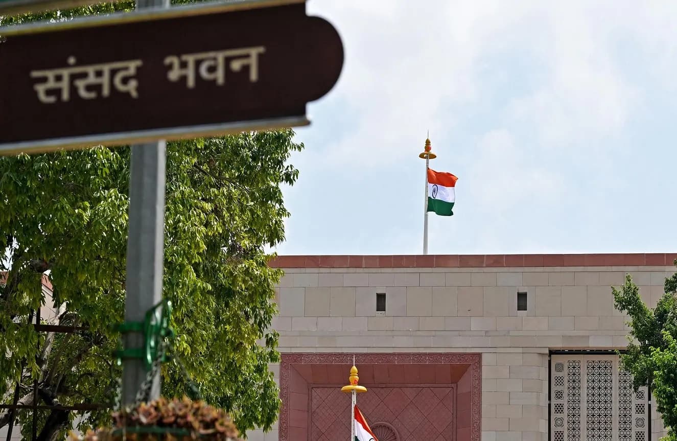 कांग्रेस नेताओं ने अडाणी मुद्दे पर लोकसभा में चर्चा के लिए स्थगन प्रस्ताव का नोटिस दिया