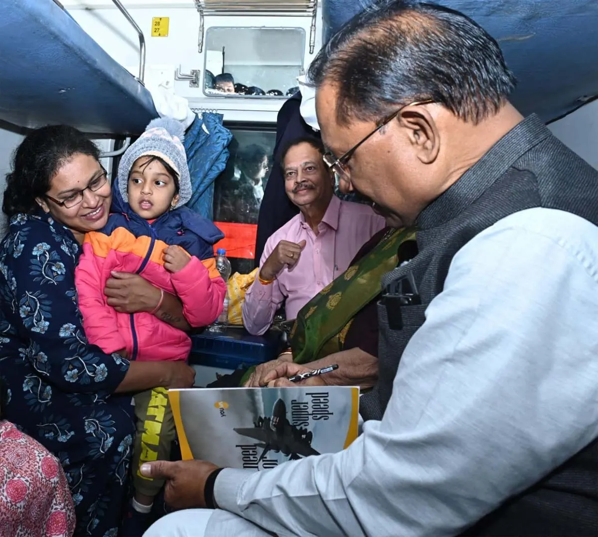 मुख्यमंत्री साय की सरलता और आत्मीयतापूर्ण वार्तालाप ने रेलयात्रियों का जीता दिल