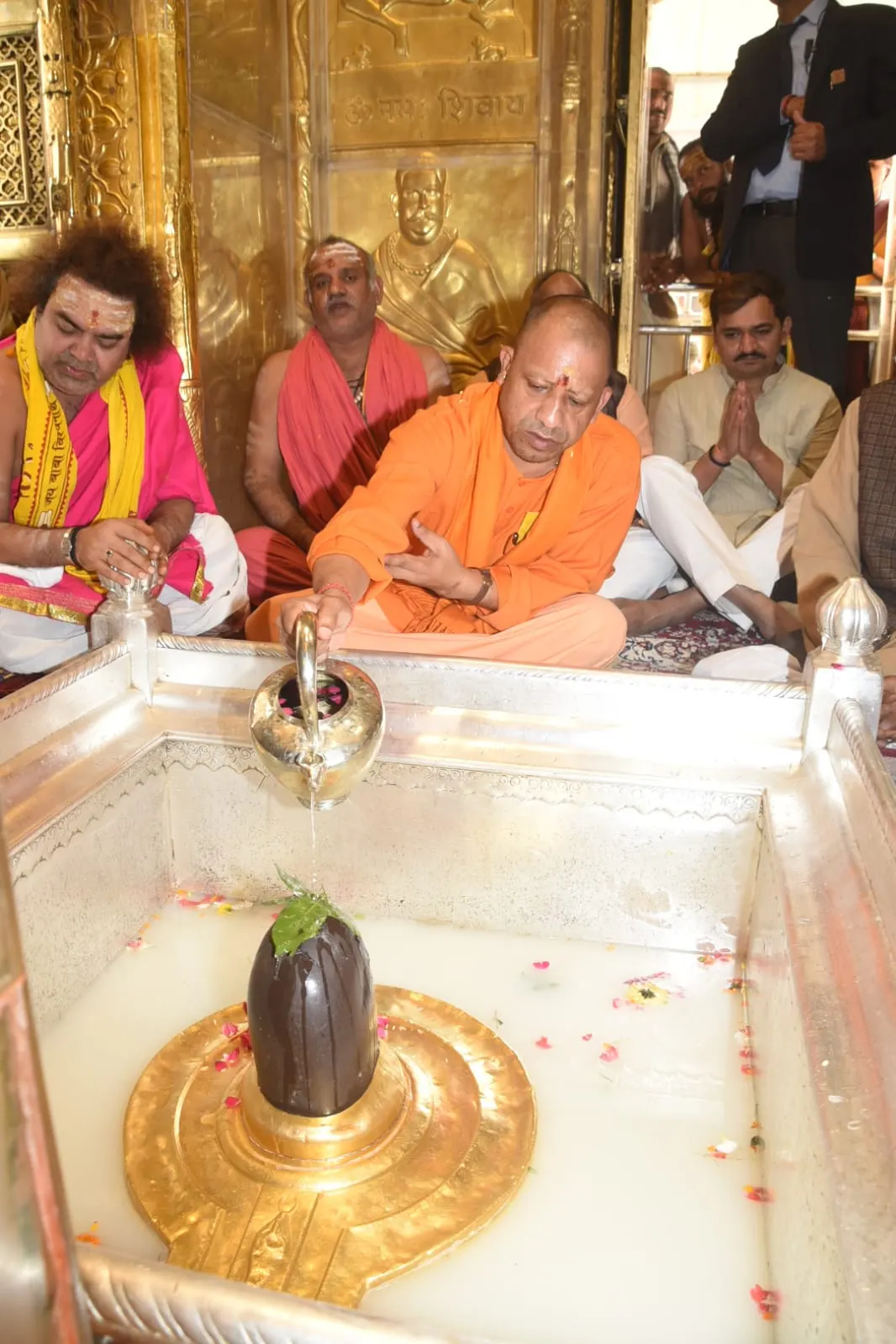 विस उपचुनाव जीतने के बाद कालभैरव व बाबा विश्वनाथ का आशीष लेने पहुंचे योगी