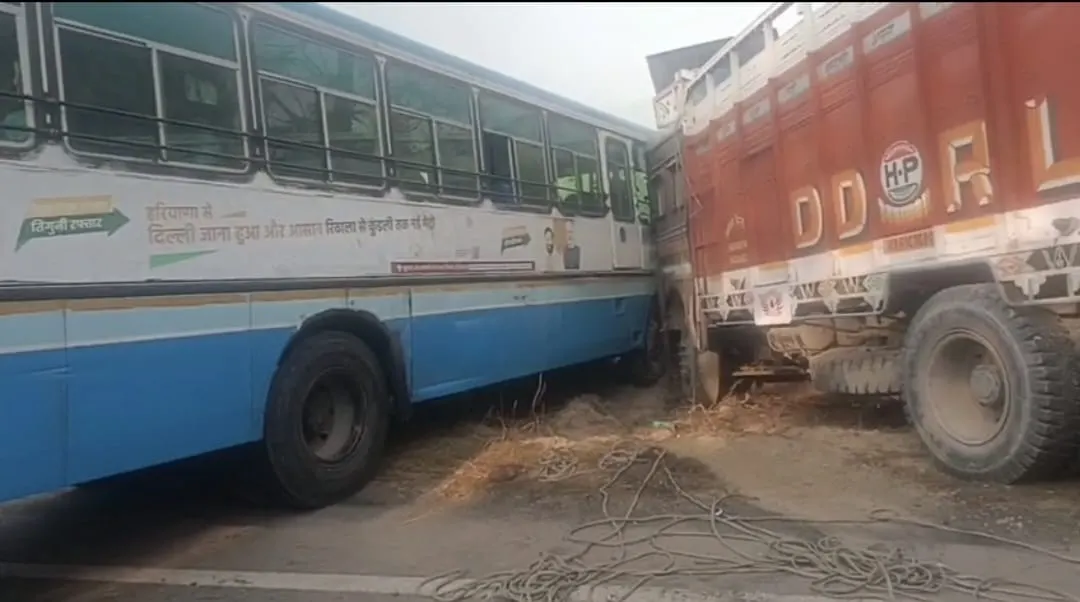 जींद में घने कोहरे से स्कूल बस सहित चार वाहन आपस में टकराए, सभी यात्री सुरक्षित