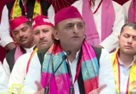 झगड़ा आगे न बढ़े इसलिए कथावाचकाें काे बुलाकर सम्मानित किया : अखिलेश