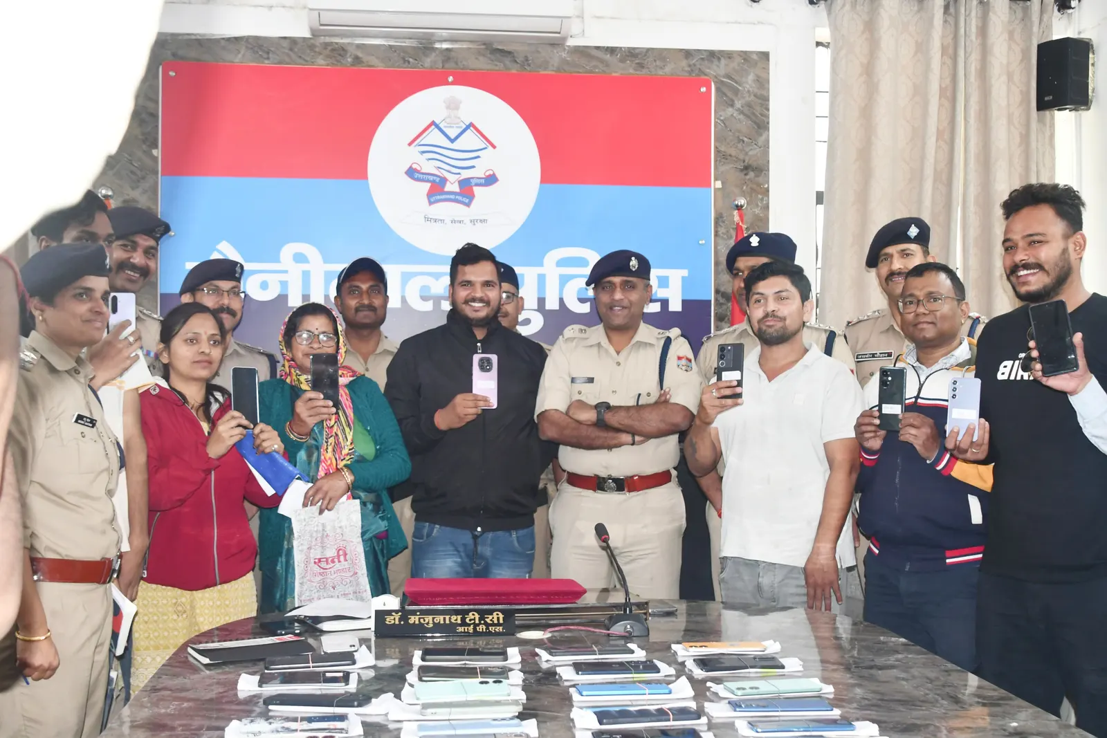 सैंतीस लाख के दाे साै मोबाइल बरामद, खोई उम्मीदों को फिर मिली मुस्कान