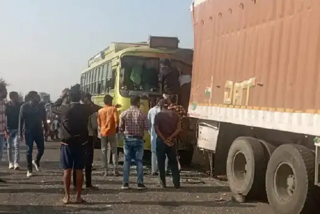 विदिशाः सड़क किनारे खड़े कंटेनर से टकराई तेज रफ्तार बस, नौ यात्री घायल