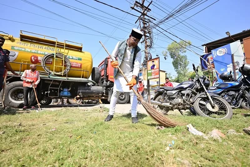 भोपाल : मंत्री विश्वास सारंग ने की पांच दिवसीय विशेष स्वच्छता अभियान की शुरूआत, स्वयं लगाई झाडू