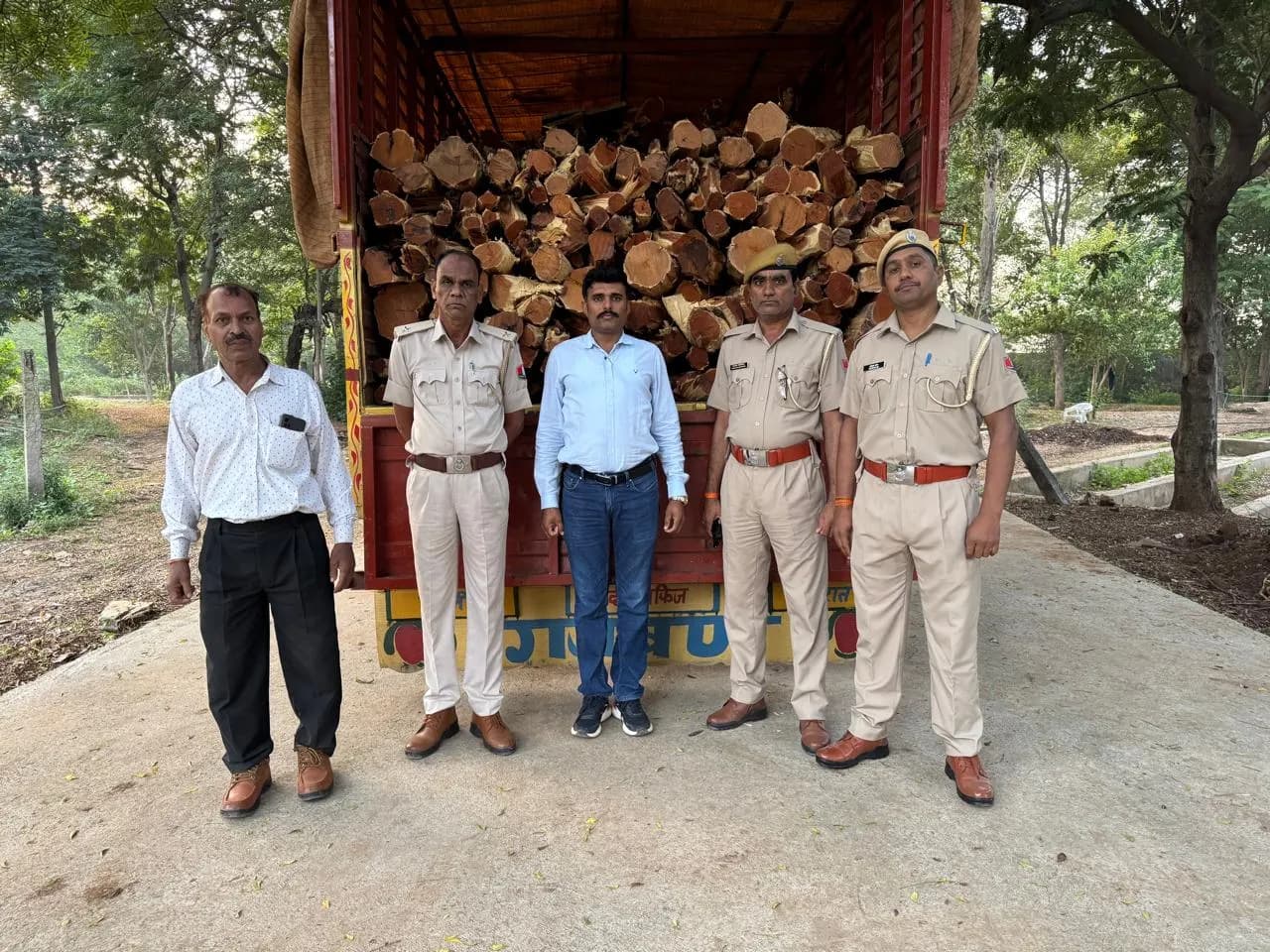 नाकाबंदी तोड़ कर भागे ट्रक से पकड़ी खेर की लकड़ी