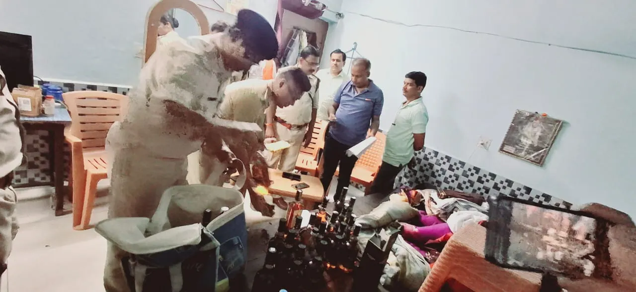 आरपीएफ इंस्पेक्टर के घर पर छापेमारी में मिला भारी मात्रा में विदेशी शराब