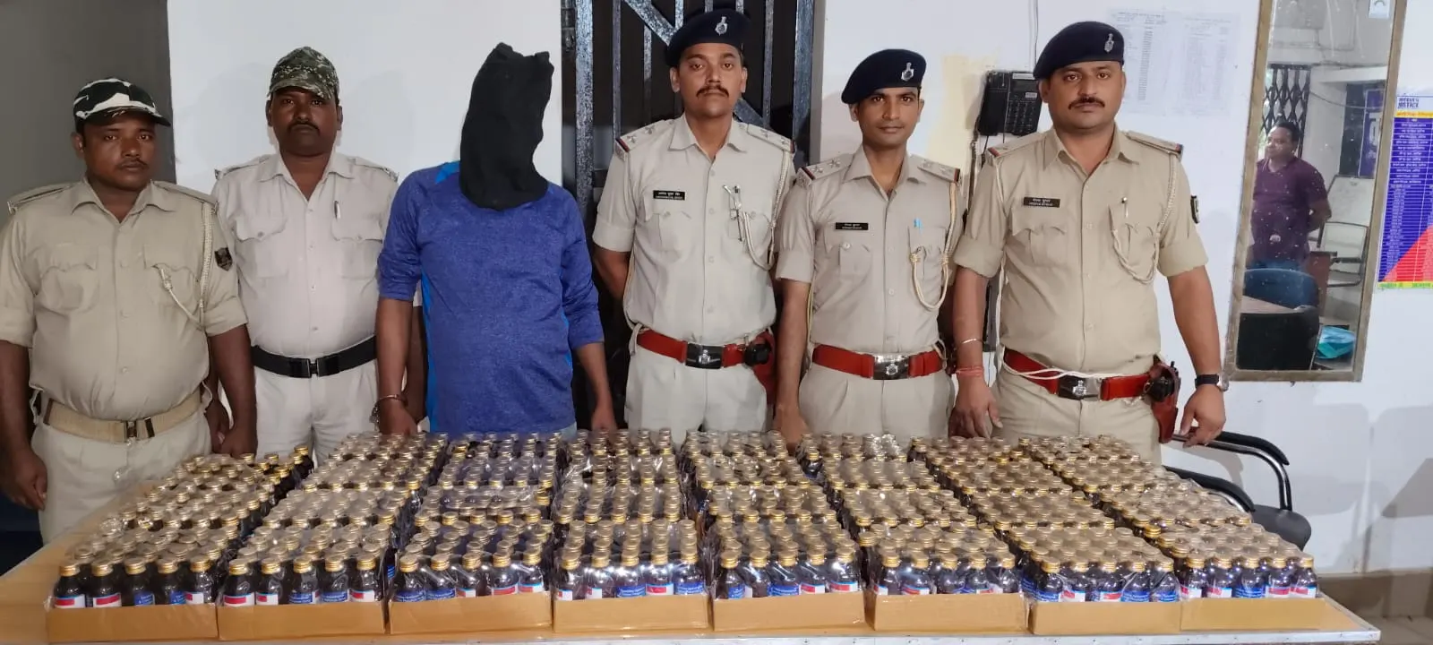 वाहन चेकिंग के क्रम में भारी मात्रा में प्रतिबंधित कफ सिरप के साथ एक गिरफ्तार