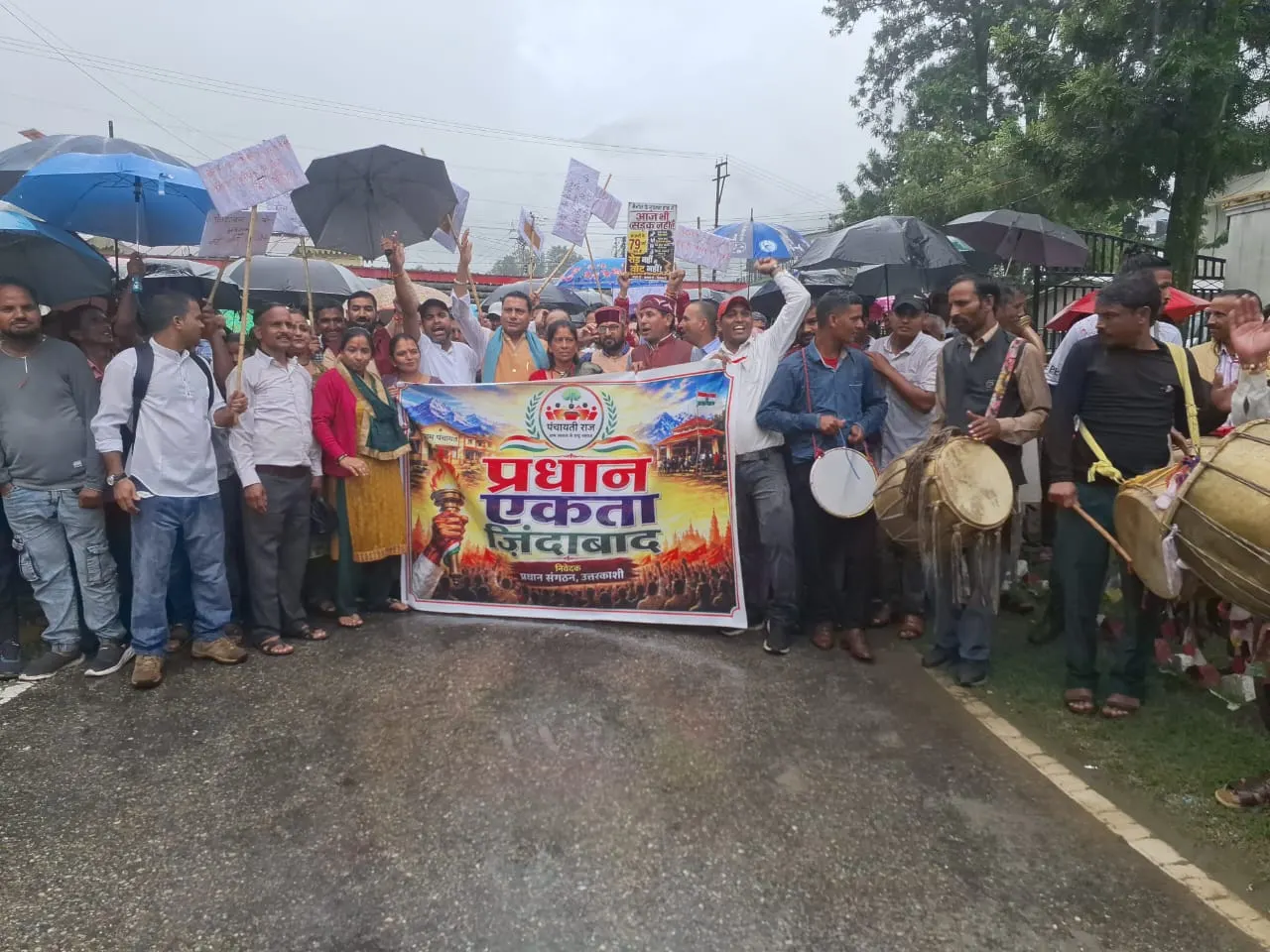 मांगों के समर्थन में प्रधानों का कलक्ट्रेट पर प्रदर्शन