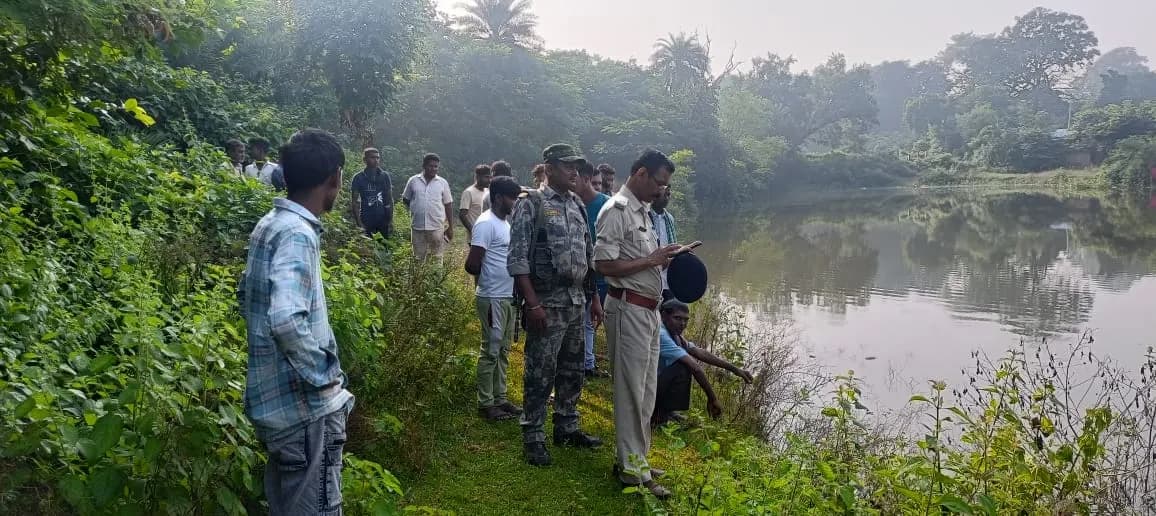 दो दिनों से लापता युवक का शव तालाब से बरामद