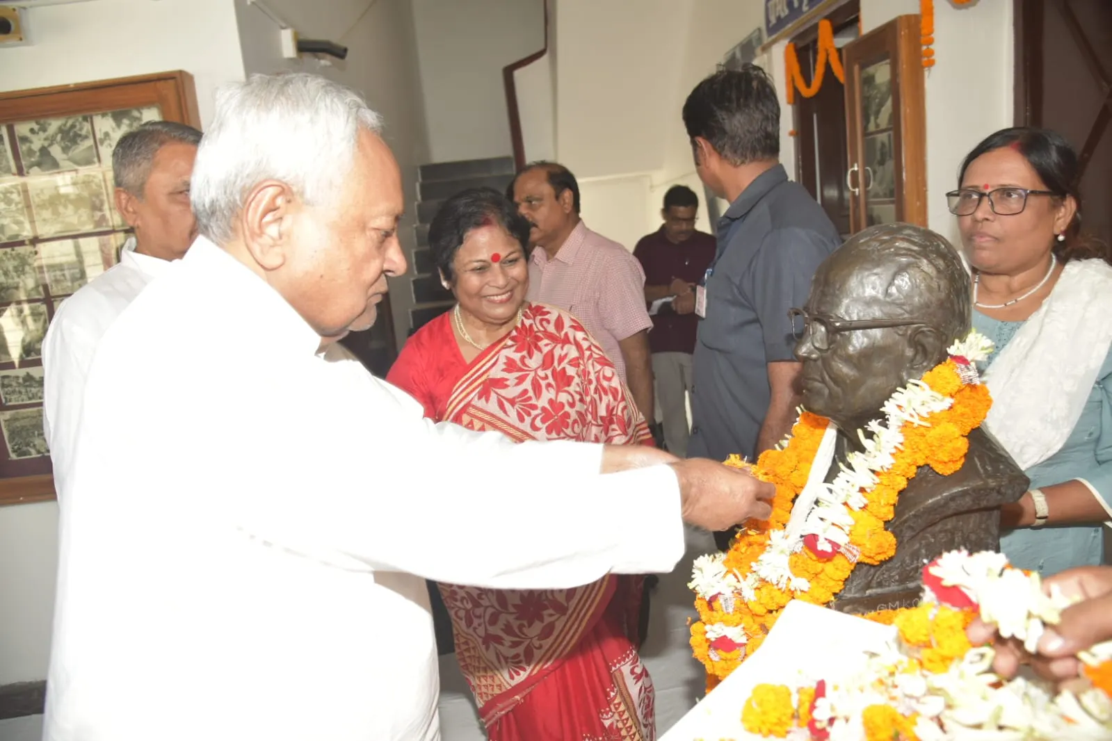 राज्यपाल और मुख्यमंत्री ने जेपी की जयंती दी श्रद्धांजलि