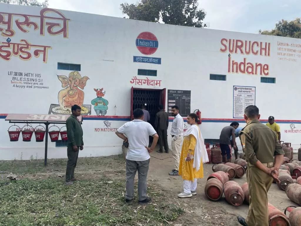 एसडीएम ने गैस एजेंसी के गोदाम का किया निरीक्षण,गैस आपूर्ति का लिया जायजा
