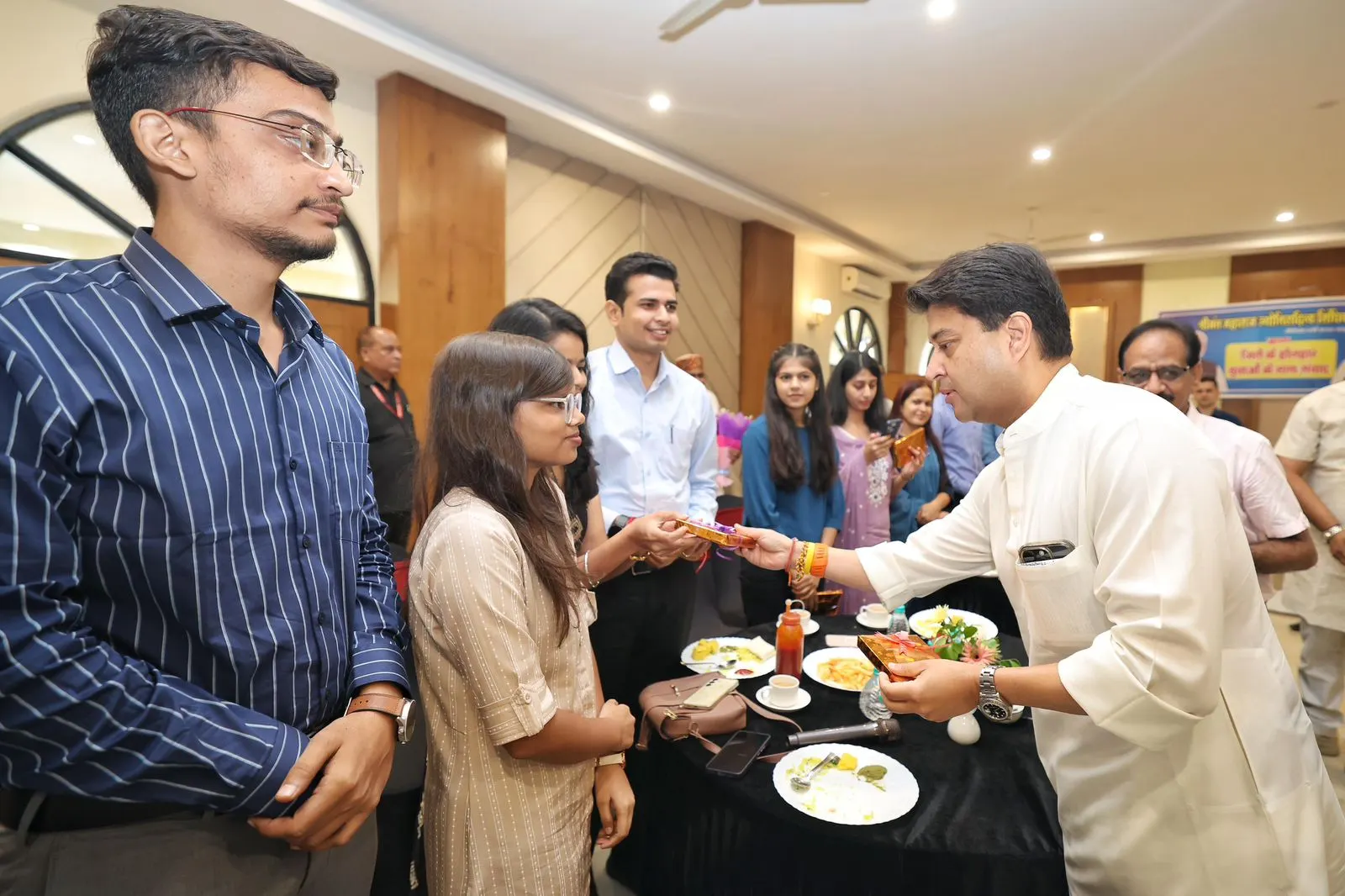 ज्योतिरादित्य सिंधिया ने शिवपुरी में UPSC, PSC, NEET में सफलता पाने वाले युवाओं से किया संवाद