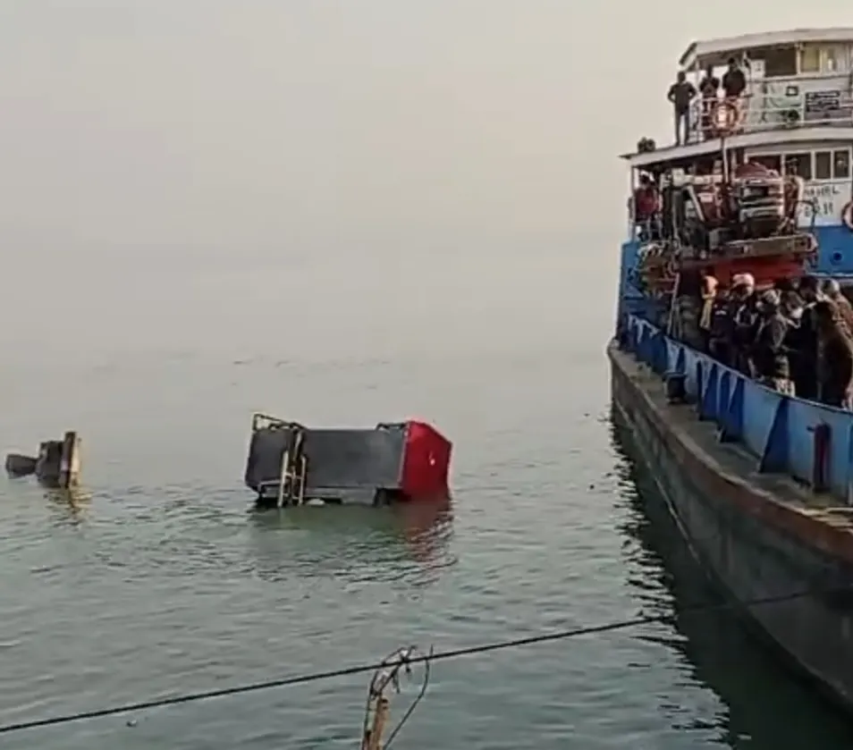 फायर ब्रिगेड की गाड़ी गंगा में समाई, ड्राइवर लापता
