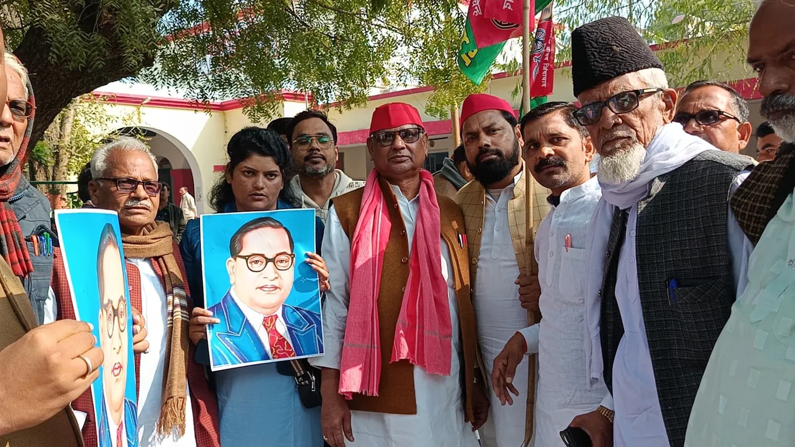जालौन मे लोकसभा में अमित शाह के बयान पर भड़के सपाई, डीएम कार्यालय में किया प्रदर्शन