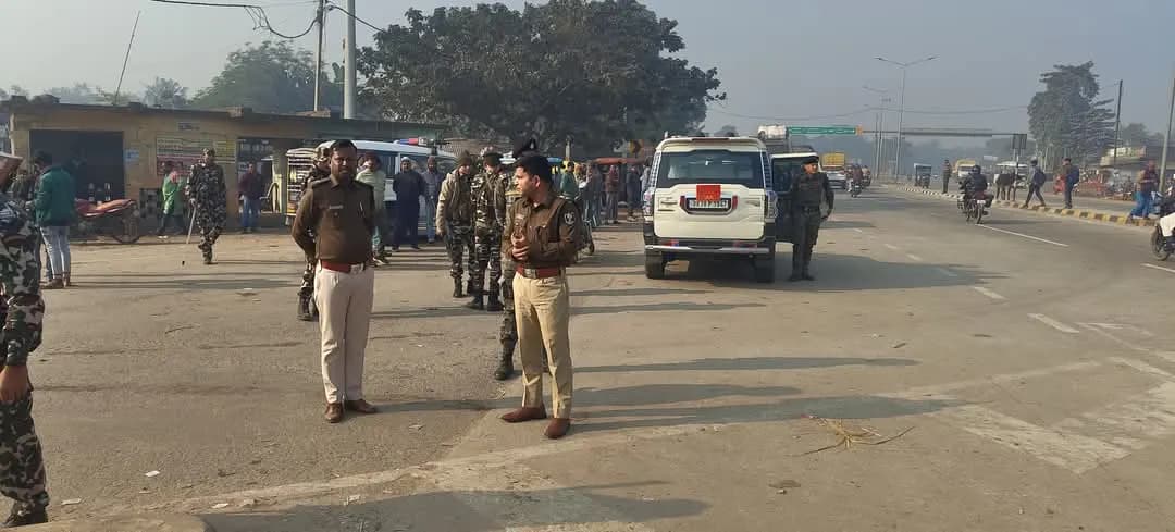 रात के बाद सुबह भी एसपी समेत पुलिस अधिकारी वाहन जांच के साथ तस्करी पर रोक को लेकर सड़क पर उतरे